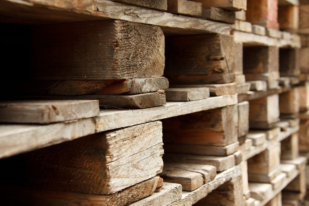 Unieke meubels gemaakt van pallets - handgemaakte palletbank en palletbed als alternatief voor woonboulevard meubels