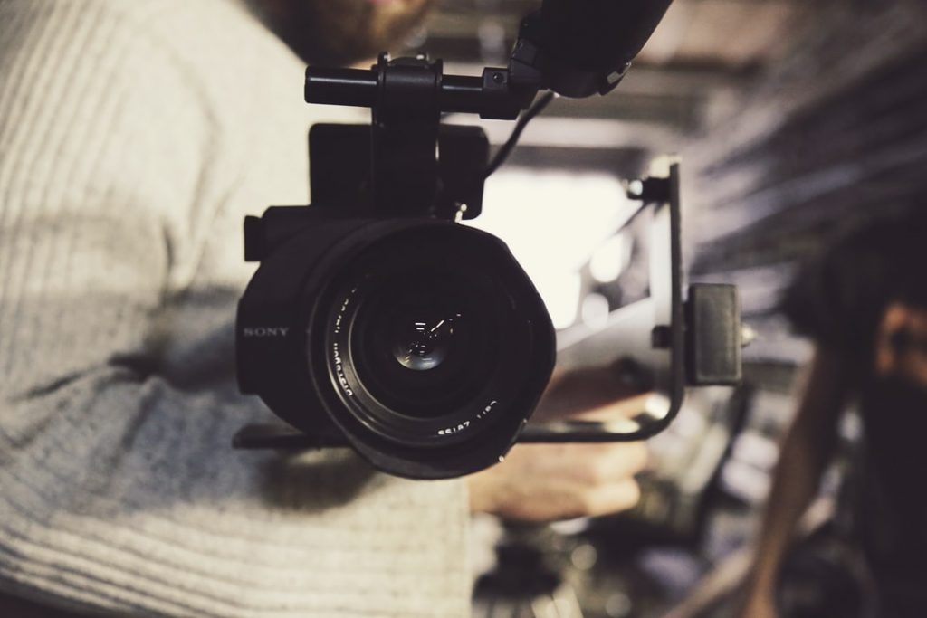Professional team aan het werk met videoproductie apparatuur voor bedrijfsvideoproject