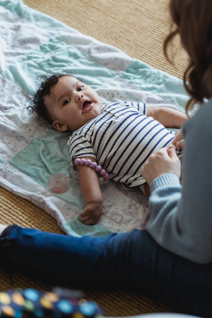 Betaalbare babykleding in verschillende kleuren en stijlen voor pasgeborenen en groeiende baby's