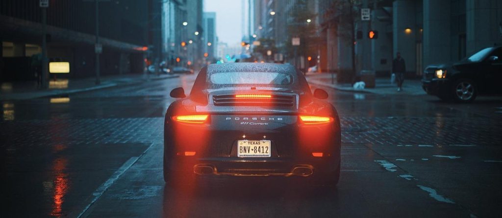 Stapsgewijze handleiding voor het verwijderen van insecten van je auto met spuitfles en spons