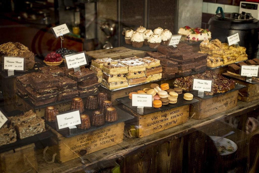 Dordrechtse bakkerijen tonen traditionele en moderne baksels, waaronder stroopwafels, speculaas en appeltaart uit de lokale b