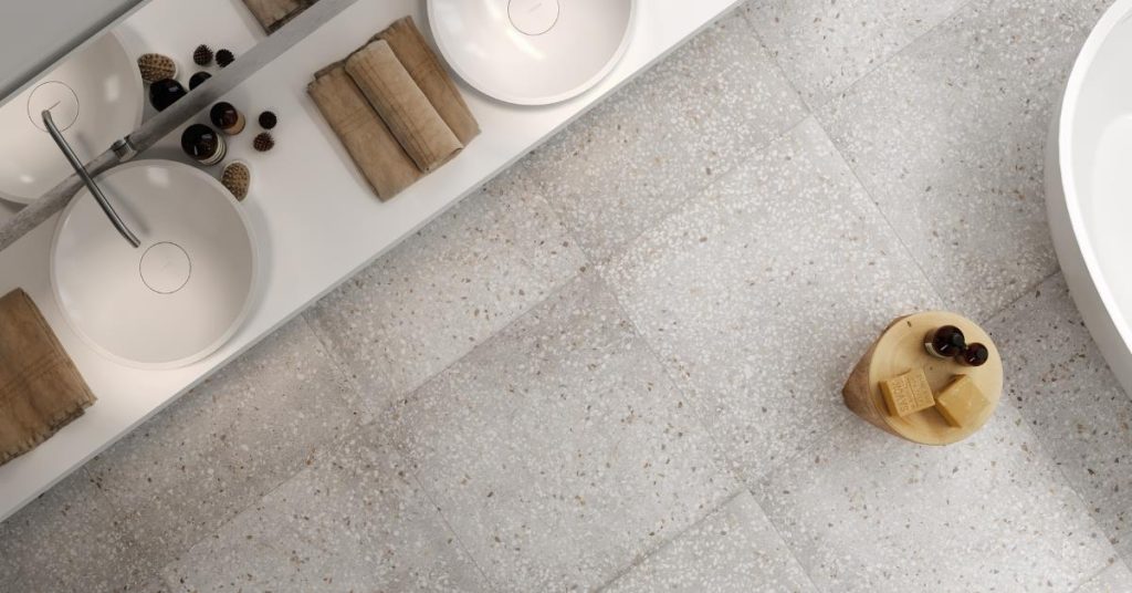 Stijlvolle badkamertegels combinatie met hexagon wandtegels en antislip vloertegels in neutrale kleurvering