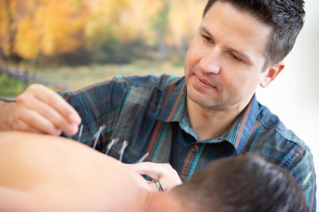 Ontdek de genezende kracht van acupunctuur in Sittard - acupuncturist plaatst dunne naalden voor behandeling