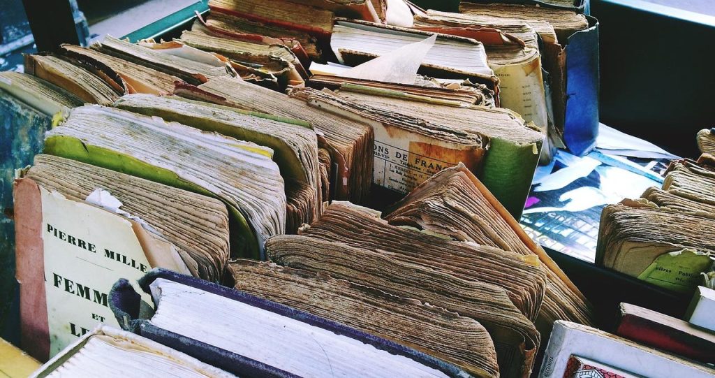 Bezoekers brengen tijd door op de Rommelmarkt Ede tussen vintage kraampjes vol antieke spullen en herinneringen