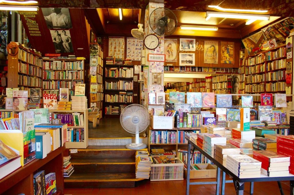 Sfeervolle betoverende boekhandel in Maassluis met boekenkasten en leeshoek voor boekenliefhebbers