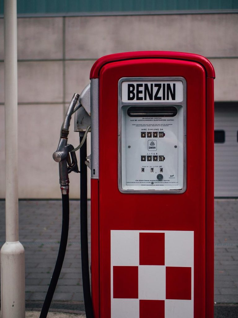 Eco-vriendelijke benzinestation in Sneek met elektrische laadstations en groene initiatieven voor duurzame automobilisten
