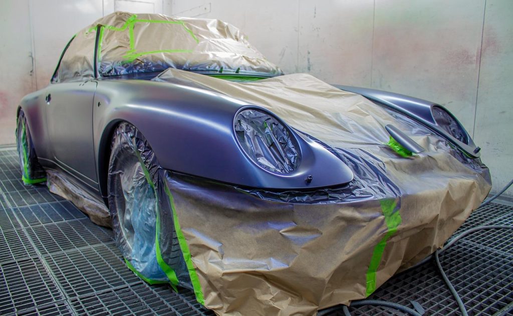 Professionele autospuiterij in Soest met vakkundige lakwerkbehandeling voor volledige herspuiting en auto-onderhoud