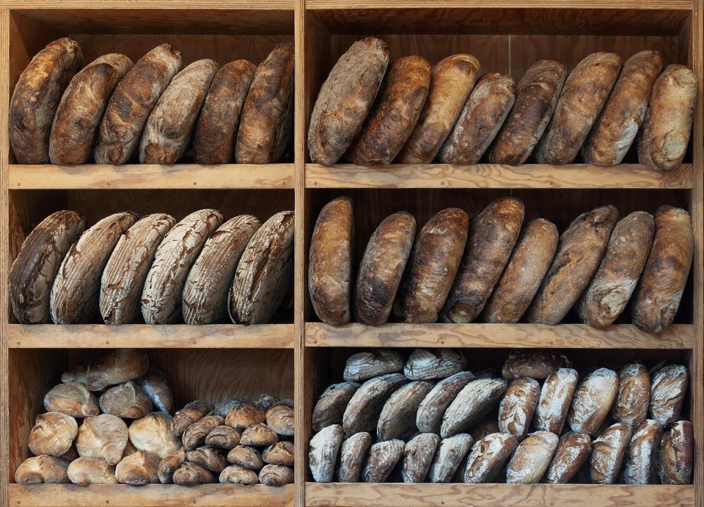 Betoverende bakkerij van Woerden met uitnodigende vitrines vol vers brood en verrukkelijke gebakjes
