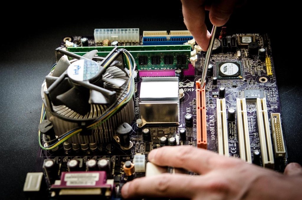 Computer reparatie service in Best - technicus voert diagnostische controle uit op werkstation