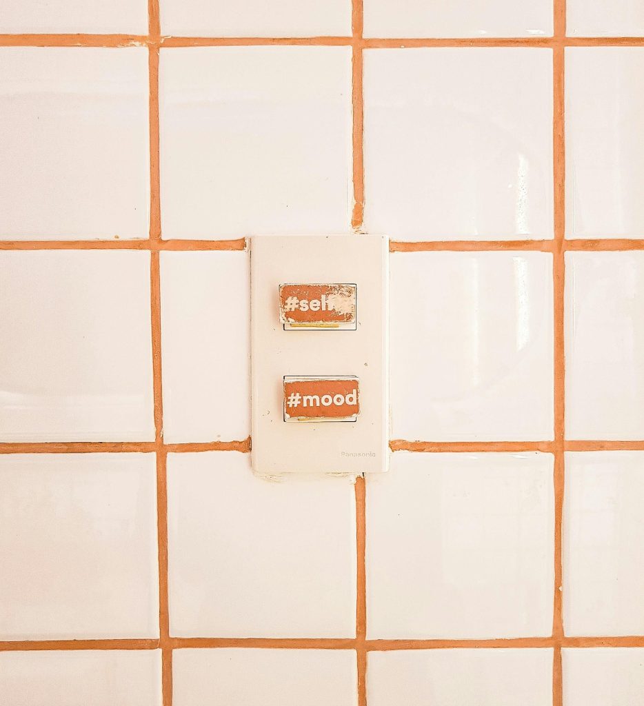 Stijlvolle vloertegels geschikt voor vloerverwarming in modern design, weergegeven in de Intertegel showroom Dordrecht