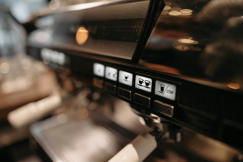 Refurbished koffiemachine onderhoud: regelmatig ontkalken voor langere levensduur en betere koffikwaliteit