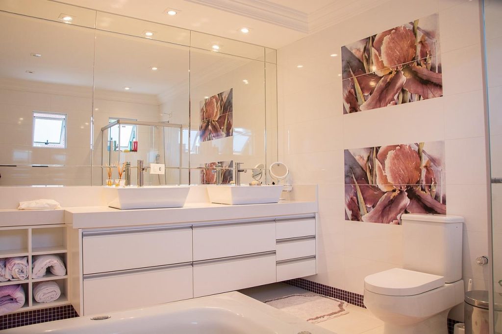 Luxe badkamer met marmeren tegels, moderne kraan en spa-achtige elementen voor een ontspannende sfeer