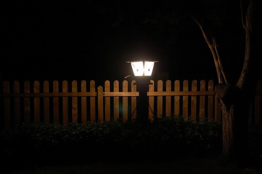 Innovatieve manieren om je tuin te verlichten met LED-strips, slimme verlichting en zonnepanelen voor een magische buitensfee