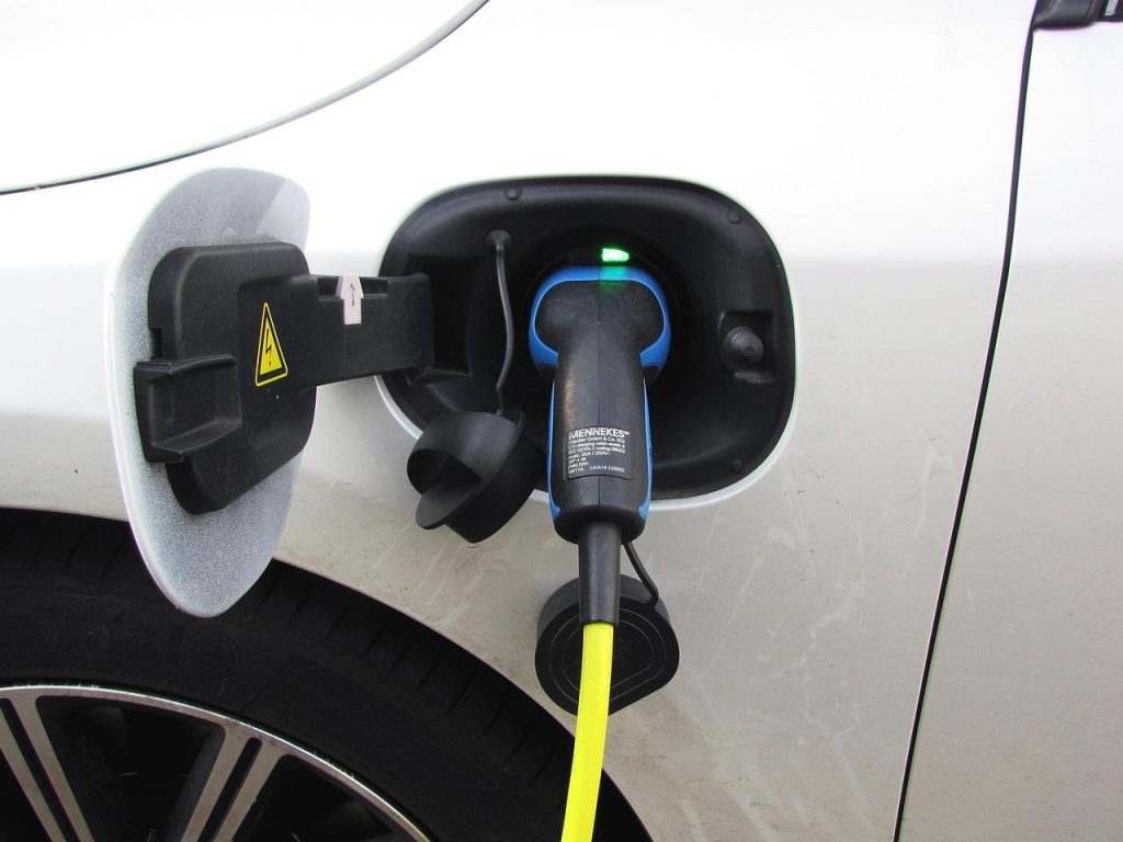 Infographic met 5 veelgemaakte fouten bij overstappen naar elektrische voertuigen inclusief laadinfrastructuur en actieradius