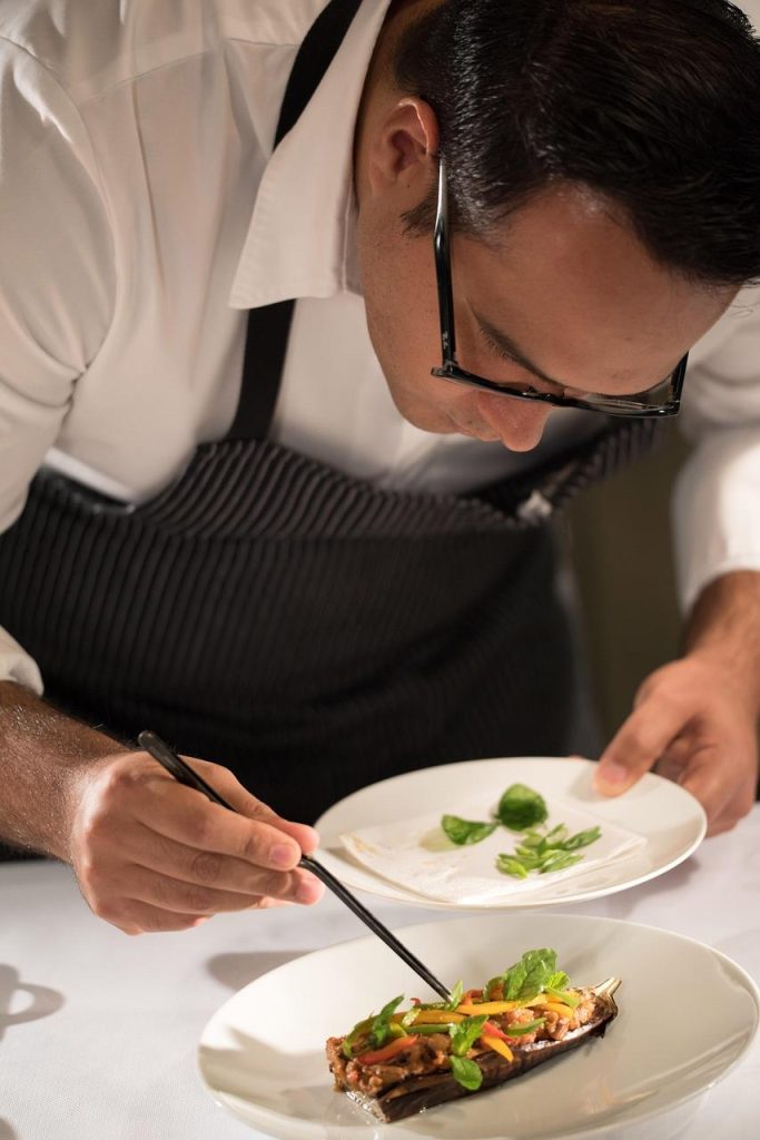 Modern restaurantinterieur demonstreert hoe je jezelf onderscheidt in de horeca met innovatie en doordachte ambiance
