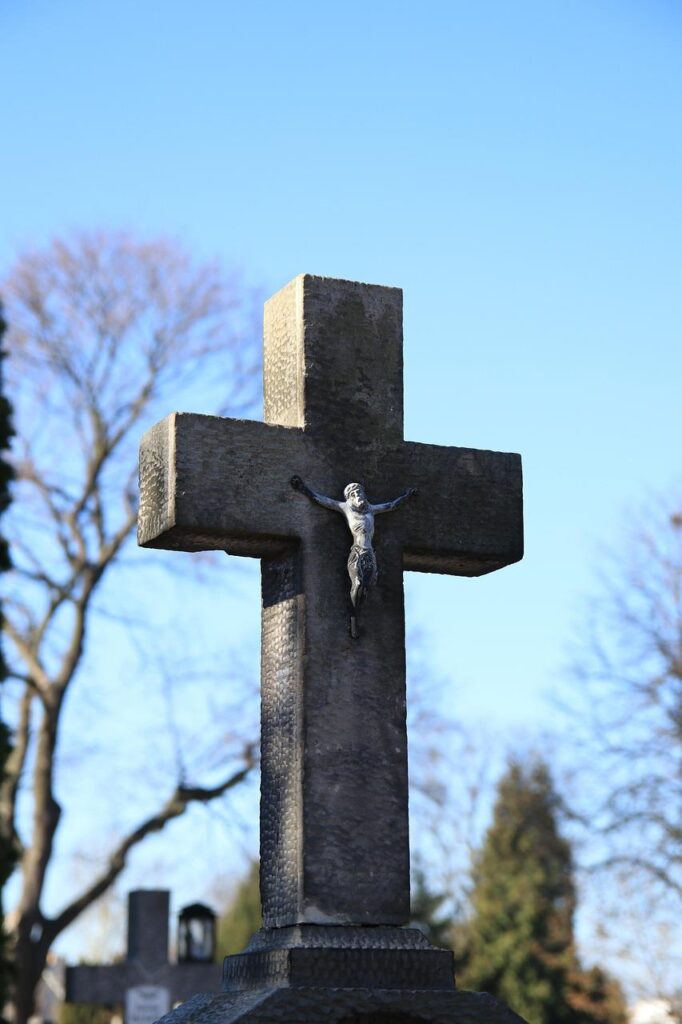 Moderne begraafplaats inrichting met bovengrondse graven, grafkelders en urnenmuren in een rustig, verzorgd landschap.