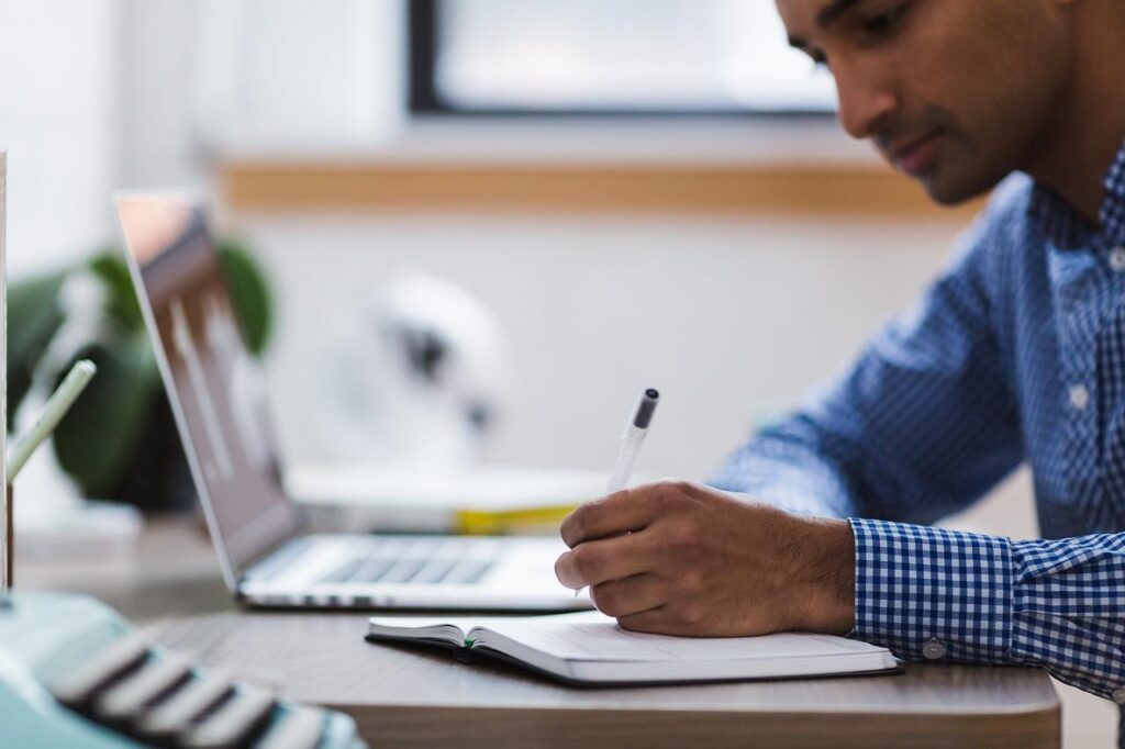 Illustratie van maatwerk e-learning oplossing met interactieve elementen voor organisaties