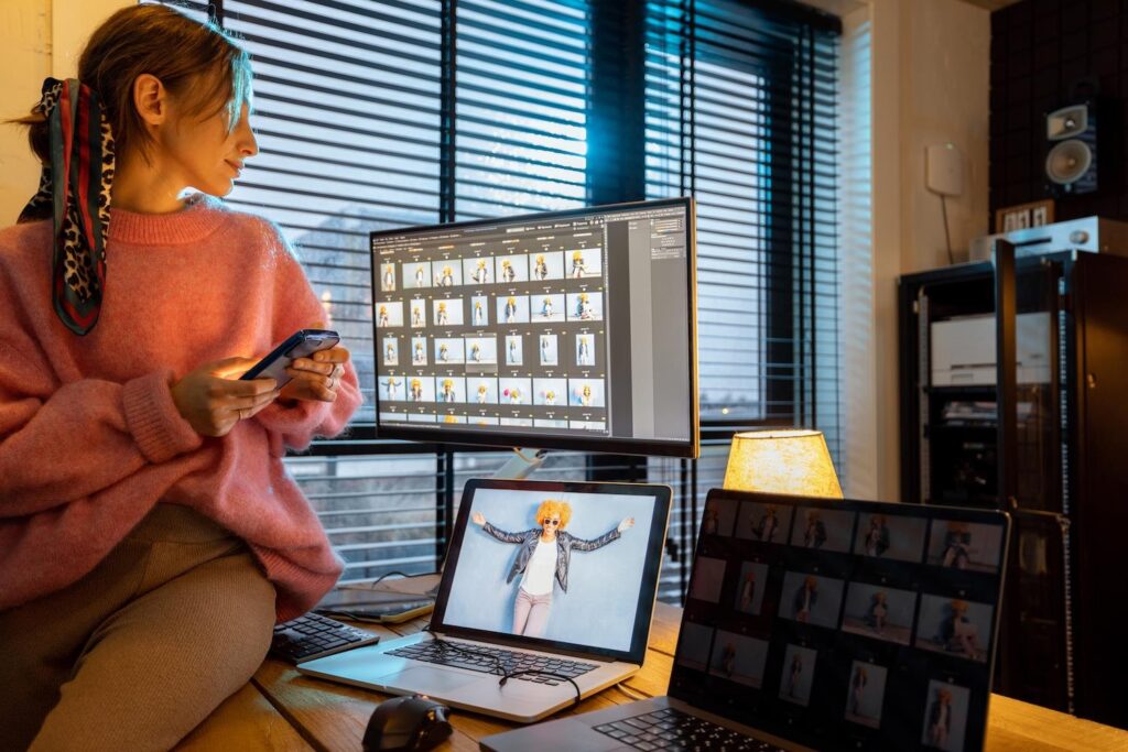 Creatieve professional werkt aan animatie als communicatiemiddel op computer in kantooromgeving