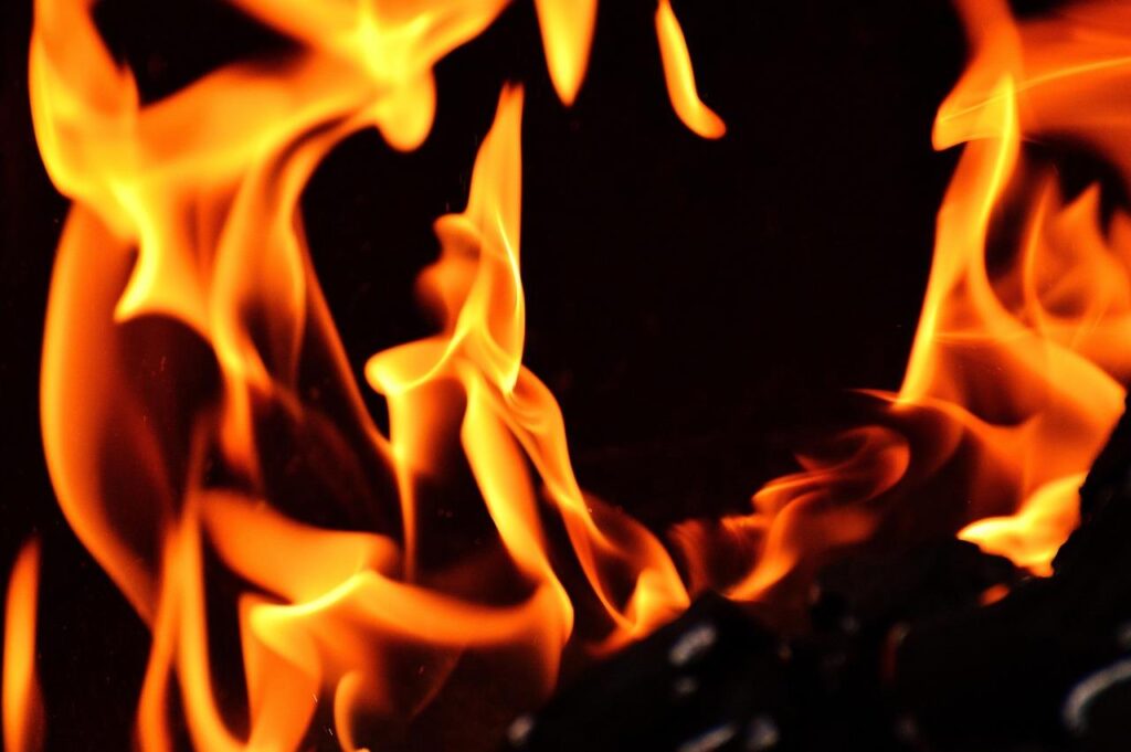 Gezellige houtkachel binnen als centrum van huiselijke warmte met dansende vlammen en knisperende ambiance