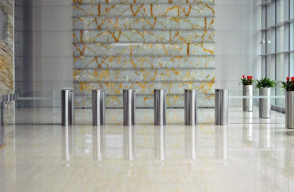 Moderne automatische schuifdeur met glanzende afwerking in entree tijdens renovatie van gebouw