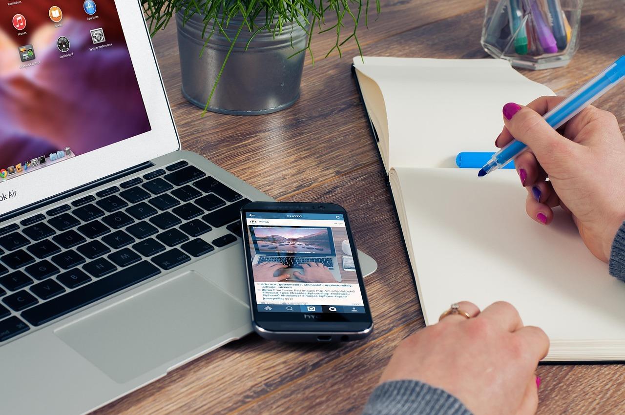 Teamleden communiceren over Salesforce implementatie strategie en klantrelatiebeheer in het MKB